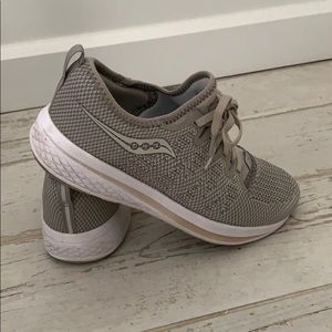 Saucony grègue walking shoe
